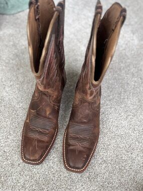 Ariat Dark Brown Embroidered Western Pull-On Boots